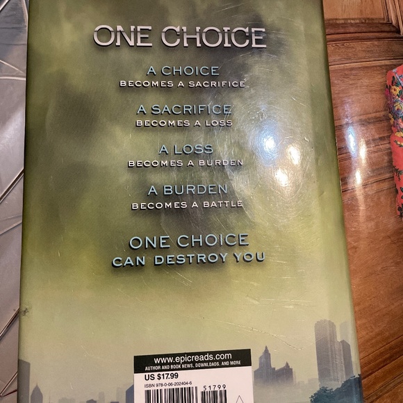 Suspects A novel by Danielle Steel and INSURGENT by Veronica Roth - Picture 5 of 8